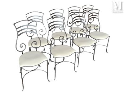 six chaises de salle à manger en fer forgé avec des coussins rembourrés blancs