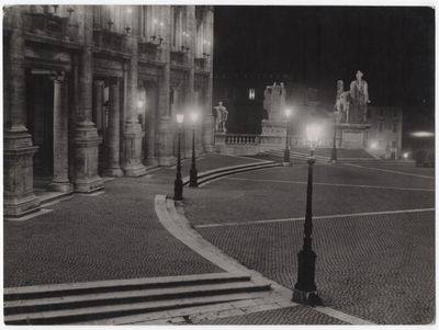 une photo en noir et blanc d'une rue de la ville la nuit