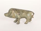 figurine en laiton représentant un cochon sur fond blanc
