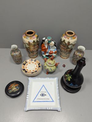 de nombreux vases posés sur une table