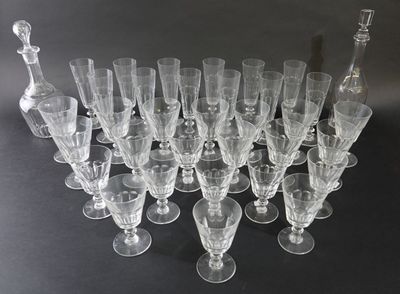 un grand nombre de verres à vin posés sur une table
