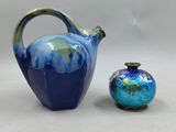 un petit vase bleu à côté d'un petit vase bleu