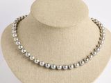 gros plan d'un collier sur un mannequin mannequin