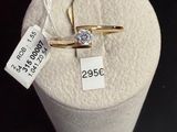 une bague en or surmontée d'un diamant