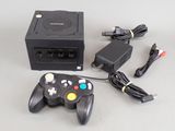 une manette de jeu vidéo et une boîte de jeu posées sur une table