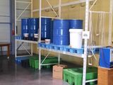 une grande pièce avec de nombreux fûts bleus sur les étagères