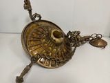 bougeoir ancien plaqué laiton, orné d’un motif décoratif