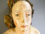 une statue représentant une femme avec une fleur dans les cheveux