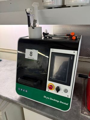 une machine posée sur le comptoir d'une cuisine