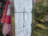 une photo d'un panneau de menu fixé à un poteau en bois