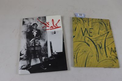 deux livres posés sur la table, couverts de graffitis