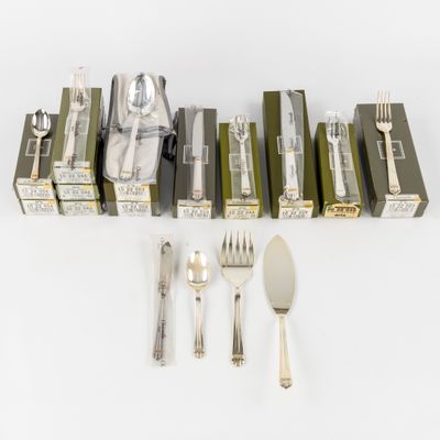 beaucoup d'argenterie sur une table blanche
