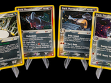quatre cartes de jeu sont représentées en ligne sur un fond noir