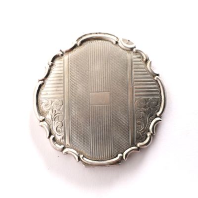 TRÈS JOLI POUDRIER EN ARGENT Poudrier en argent joliment cis…