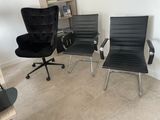 deux chaises de bureau noires placées l'une à côté de l'autre dans une pièce