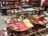 un grand nombre de livres posés sur le sol