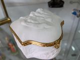 une table en verre sur laquelle est posée une boîte blanche