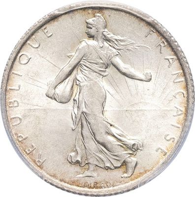 gros plan d'une pièce de monnaie sur fond blanc