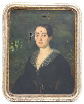 portrait d'une femme en robe noire avec un oiseau sur le front