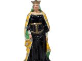 figurine représentant une femme vêtue d'une robe noire et portant une couronne sur la tête