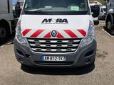 une camionnette blanche garée dans un parking