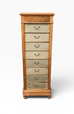 une grande commode en bois comportant cinq tiroirs de chaque côté