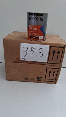 une boîte de lait posée sur une boîte en carton