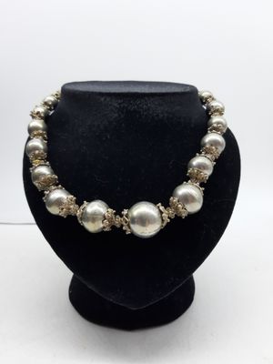 un gros plan d'un collier sur une tête de mannequin