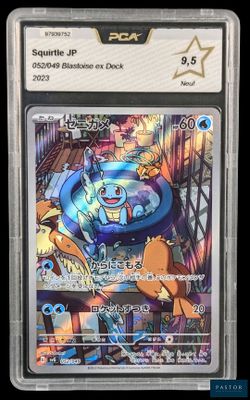 un gros plan sur une carte Pokémon représentant un chat