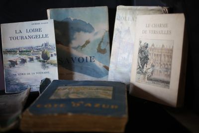 plusieurs livres sont posés sur une table les uns à côté des autres