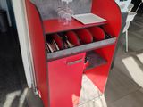 une armoire rouge sur laquelle est posé un verre à vin