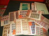 beaucoup de timbres posés sur une table, dont un grand nombre