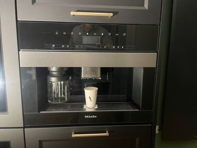 une photo d'une cafetière encastrée dans le mur