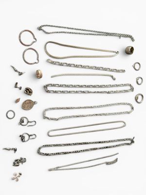 plusieurs types différents de bijoux en argent sur un fond blanc