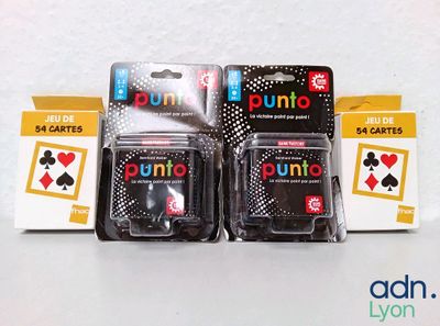 trois paquets de cartes à jouer Uno empilés les uns sur les autres