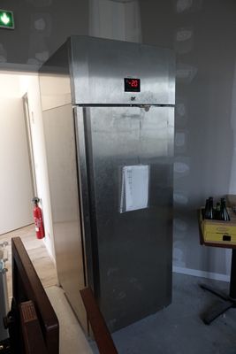 une photo d'un réfrigérateur dans une cuisine en cours de rénovation