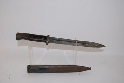 un couteau et un porte-couteau sur une surface blanche