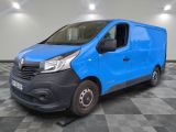 la camionnette bleue est garée sur un carrelage à carreaux