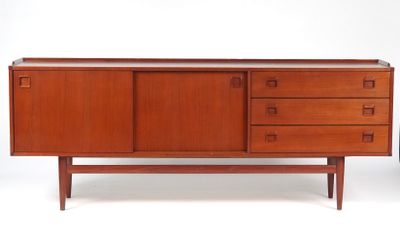 Enfilade scandinave en teck, ouvrant à trois tiroirs et deux…