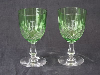 deux verres à vin verts posés l'un à côté de l'autre sur une table