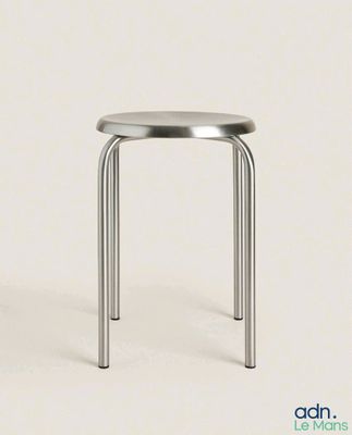 une photo d'un tabouret avec un piètement en métal