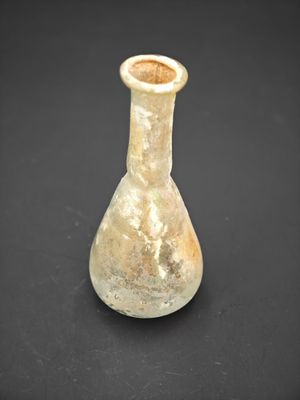un petit vase en verre posé sur une table