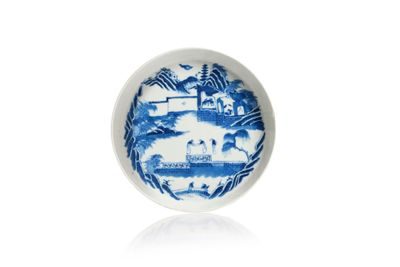une assiette bleue et blanche ornée d'un motif représentant des animaux
