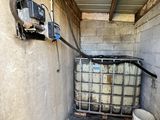 un réservoir d'eau dans un coin de la pièce