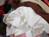 un panier rempli de vêtements posé sur le sol