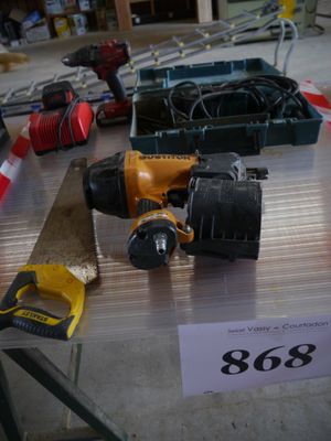 une table sur laquelle sont posés des outils, avec une pancarte posée dessus