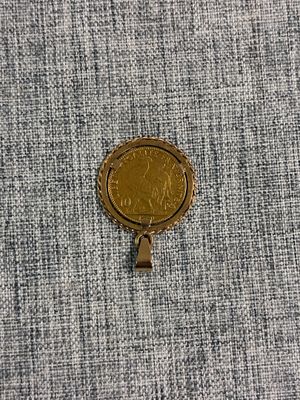 une pièce d'or posée sur un morceau de tissu
