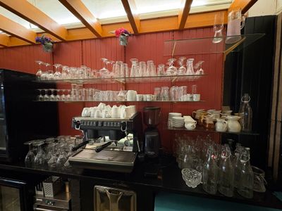 un comptoir sur lequel sont posés plusieurs verres