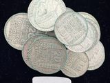 un tas de pièces d'argent posé sur une surface noire