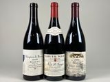 trois bouteilles de vin rouge sont alignées sur une table